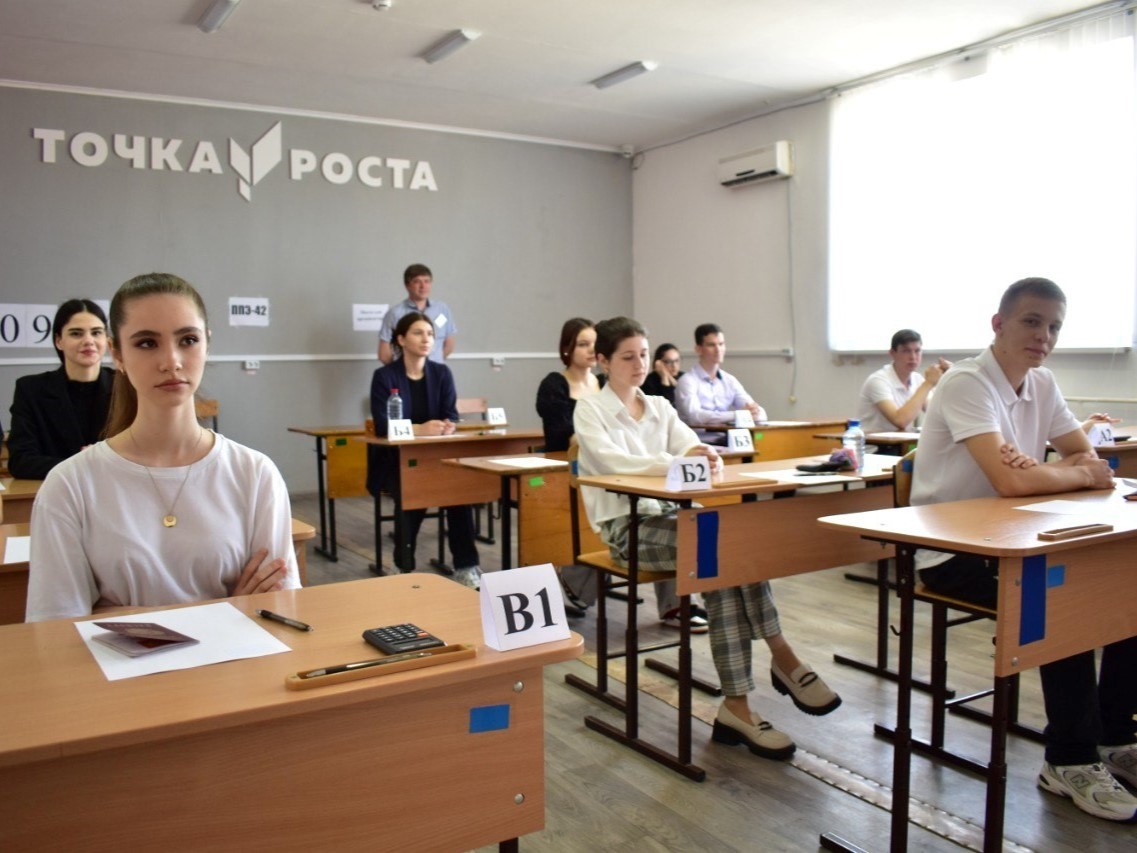 Выпускники  текущего  года  приняли участие  во  всероссийском  тренировочном  экзамене  по  математике